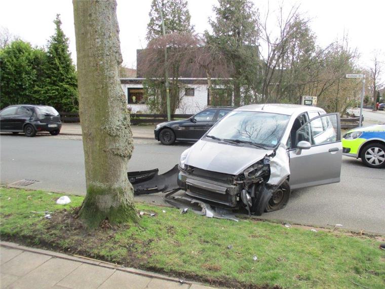 Schierholz: Unter Drogen gegen einen Baum gekracht Die Fahrt endete für einen Mann im Ortsteil Schierholz an einem Baum.