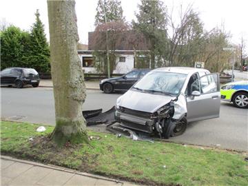 Die Fahrt endete für einen Mann im Ortsteil Schierholz an einem Baum. 