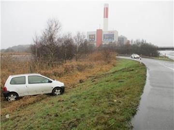 Die Fahrt ist vorbei. Der Twingo landet im Matsch.