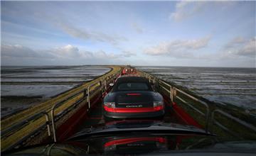 Die Fahrt mit dem Sylt Shuttle ist der einzige Weg, um mit Kraftfahrzeugen vom deutschen Festland aus nach Sylt zu gelangen.
