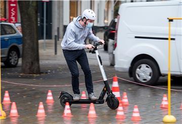 Ein Junge fährt mit dem E-Scooter. 