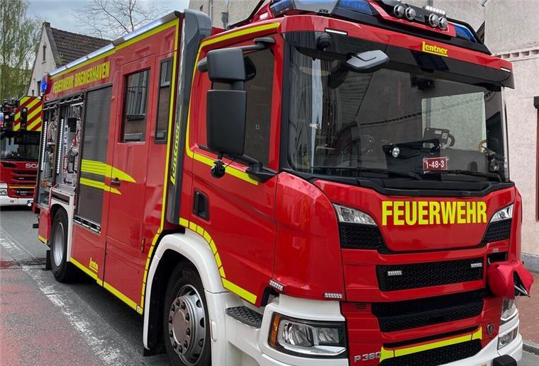 Feuerwehr Bremerhaven fährt mit Trauerflor Feuerwehrfahrzeug