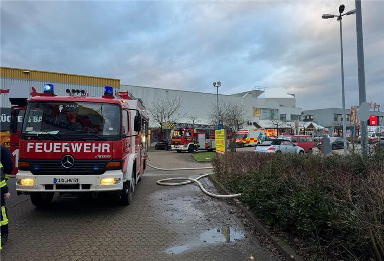 Die Fahrzeuge, inklusive der Drehleiter aus Langen, an der Einsatzstelle.