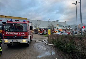 Die Fahrzeuge, inklusive der Drehleiter aus Langen, an der Einsatzstelle.