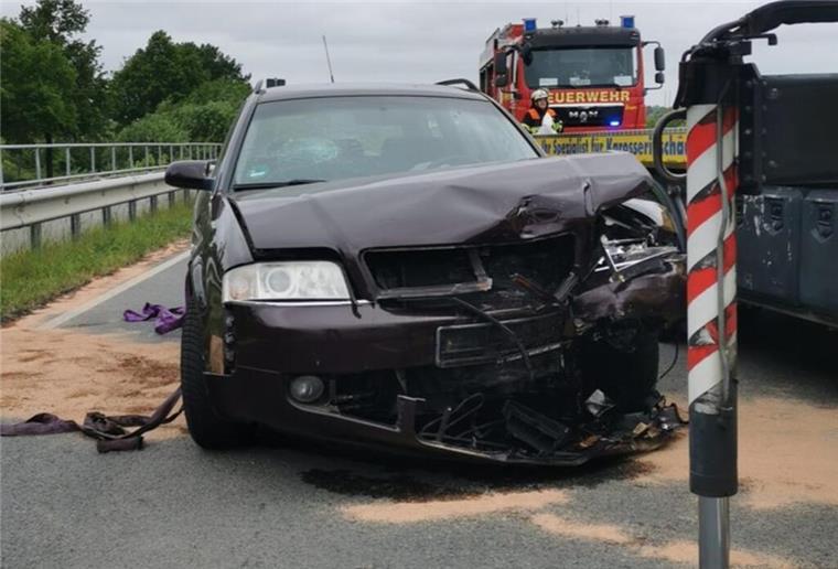 Die Fahrzeuge wurden bei dem Unfall stark beschädigt.