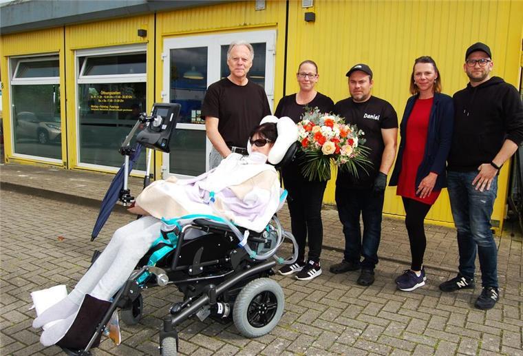 Die Familie der schwer an ALS erkrankten Martina Brüning überraschte die Inhaber des Hagener Bistros „Snack Point“ als Dank für ihre spontanen Spendenaktionen mit einem großen Blumenstrauß: (von links) Michael Brüning, Melanie und Daniel Dias (Snack Point) sowie Svenja und Sven Ulrich.
