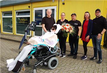 Die Familie der schwer an ALS erkrankten Martina Brüning überraschte die Inhaber des Hagener Bistros „Snack Point“ als Dank für ihre spontanen Spendenaktionen mit einem großen Blumenstrauß: (von links) Michael Brüning, Melanie und Daniel Dias (Snack Point) sowie Svenja und Sven Ulrich.