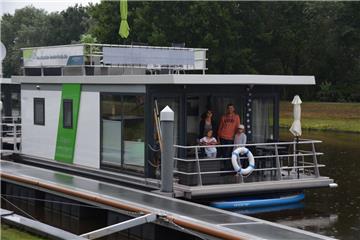 Die Familie Hieber aus der Nähe von Karlsruhe macht derzeit auf einem der Hausboote in Bad Bederkesa Urlaub.