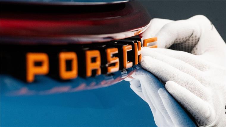 Die Familien Porsche und Piëch hatten sich 2022 auch eine Sperrminorität beim Sportwagenbauer Porsche gesichert. (Archivbild)
