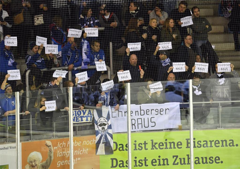 Die Fans aus Ingolstadt protestieren gegen ERC-Sportdirektor Jiri Ehrenberger.