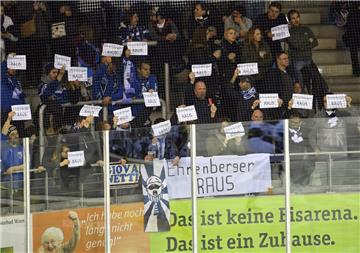 Die Fans aus Ingolstadt protestieren gegen ERC-Sportdirektor Jiri Ehrenberger.
