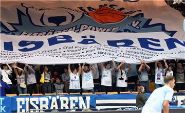 Die Fans der Eisbären Bremerhaven.