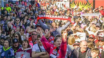 Jubelnde Fans der Fischtown Pinguins