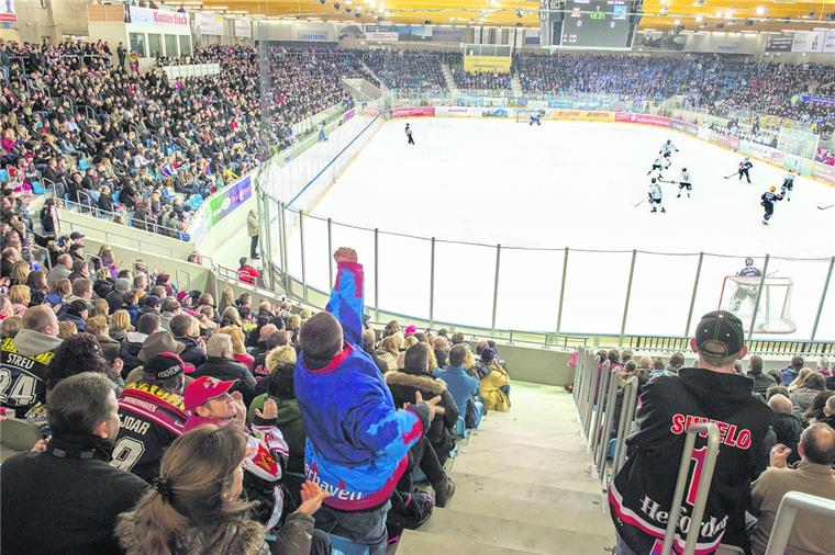 Bremerhaven bekommt Zuschlag für U20-WM Die Fans der Fischtown Pinguins müssen sich an neue Eintrittspreise gewöhnen. In der DEL kostet ein Stehplatz 17 Euro. Foto Adebahr