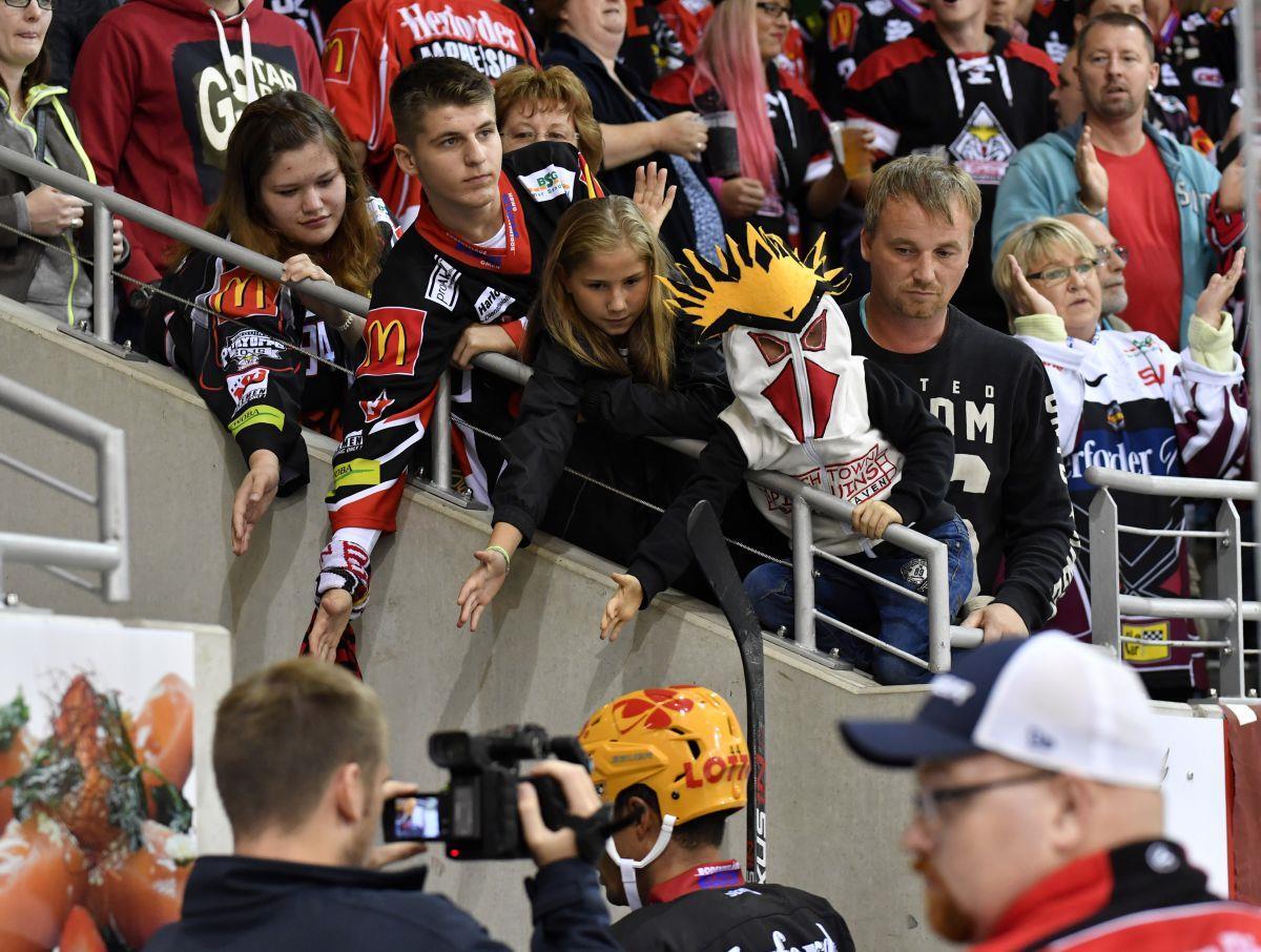Die Fans der Fischtown Pinguins peitschen ihre Mannschaft gegen die Düsseldorfer EG nach vorn.