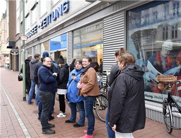 Die Fans der Fischtown Pinguins standen wie hier im Kundencenter der NORDSEE-ZEITUNG in der  Hafenstraße für die Playoff-Tickets angeboten. Foto Scheschonka