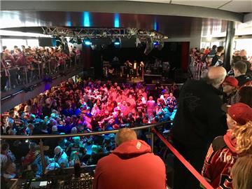 Die Fans der Fischtown Pinguins übernehmen das Kommando auf der "Rhein Energie".