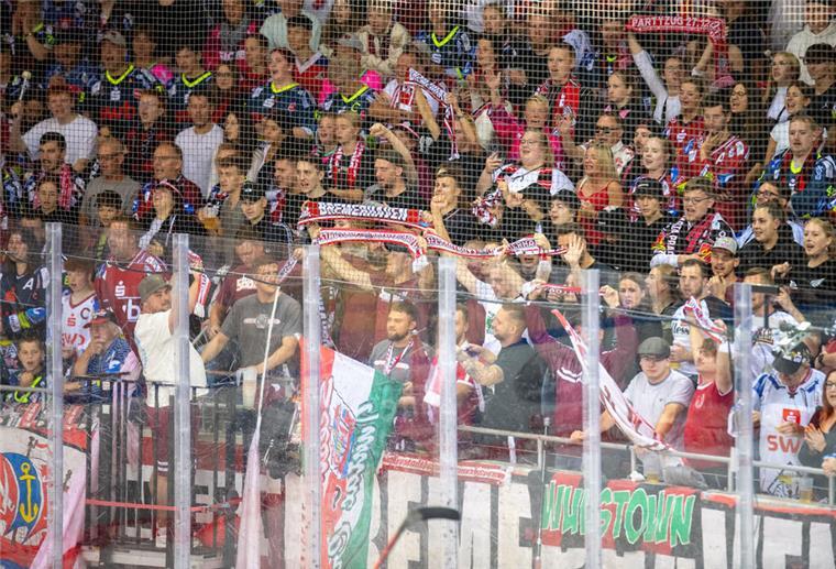 Die Fans der Fischtown Pinguins wollen ihre Mannschaft siegen sehen.