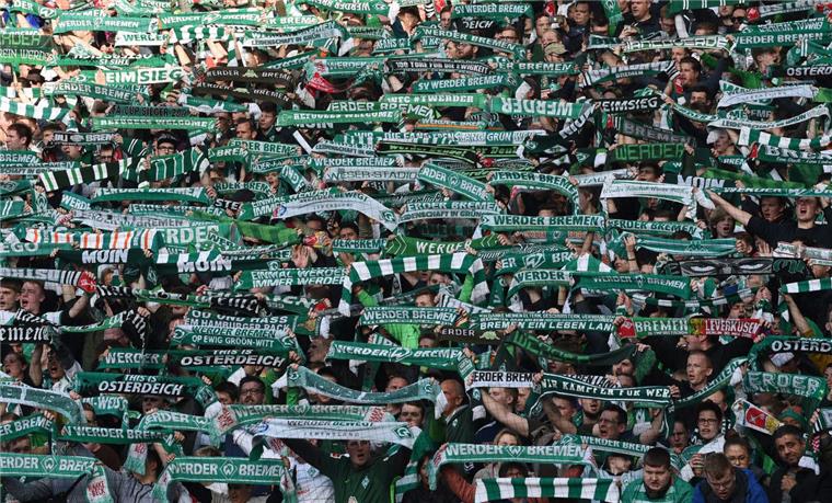 Die Fans des SV Werder Bremen jubeln im Weserstadion.