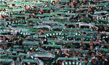 Die Fans des SV Werder Bremen jubeln im Weserstadion.