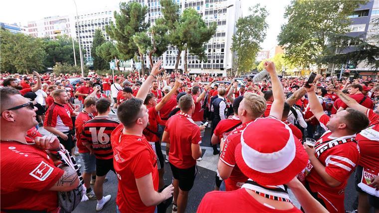 Die Fans des VfB Stuttgart feiern die Rückkehr auf die Königsklassen-Bühne.