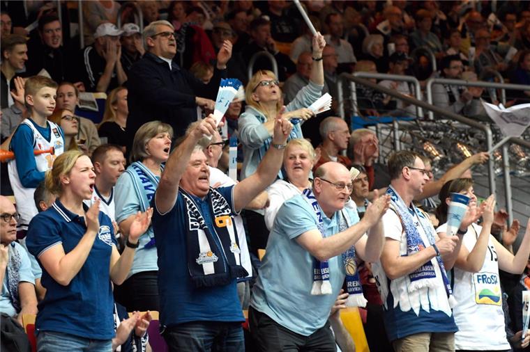 Eisbären kommen mit Heimsieg aus der Pause Die Fans durften gegen Jena den sechsten Saisonsieg der Eisbären bejubeln. Foto Scheer