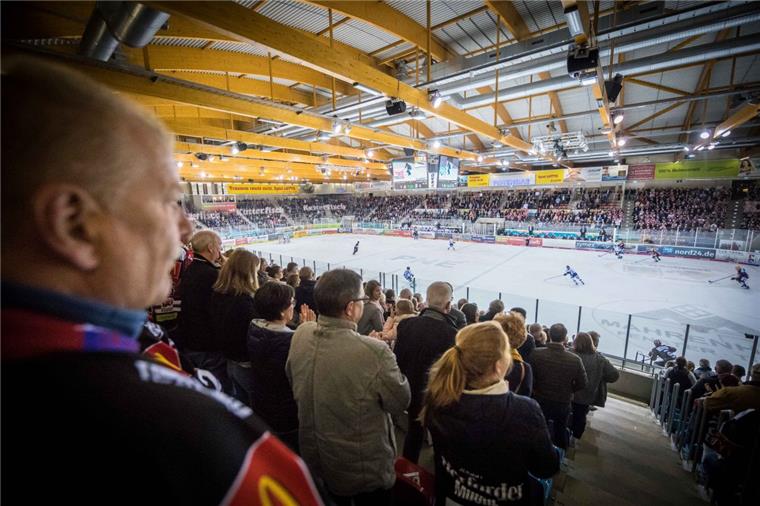 Die Fans freuen sich schon auf das nächste Heimspiel der Fischtown Pinguins. Am Freitag sind die Eisbären Berlin zu Gast in der Eisarena.