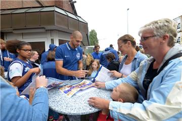 Die Fans freuen sich über jede Unterschrift. Foto: Schimanke