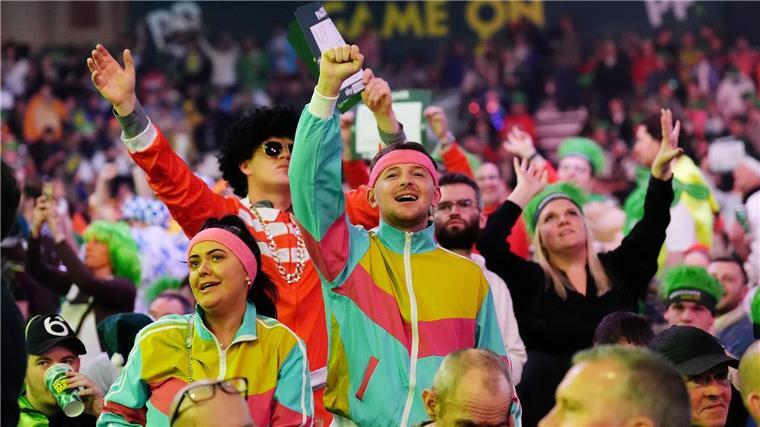 Die Fans genießen die Show von Littler und van Gerwen.