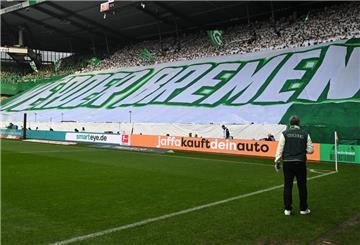 Die Fans im Weserstadion zeigen sich kreativ.
