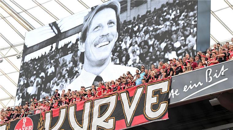 Köln, Leverkusen, Stuttgart: Gemeinsame Trauerfeier für Daum Die Fans in Leverkusen gedenken Christoph Daum.