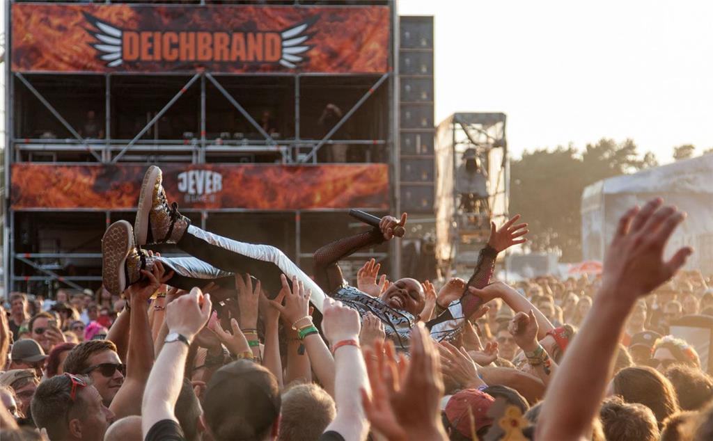 Die Fans lieben ihre Stars – so sehr, dass sie sie – wie die Sängerin Skin der b...