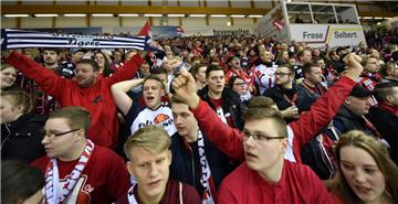 Die Fans machen nach dem 0:3 einen enttäuschten Eindruck.