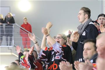 Die Fans machen Stimmung.