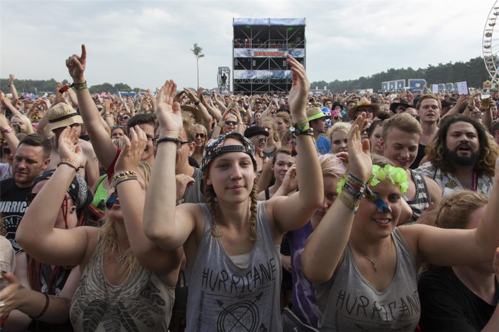 Die Fans rocken mit.