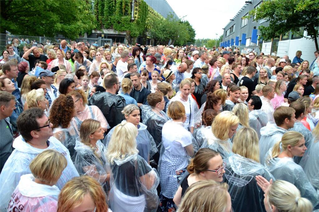Die Fans strömen zum Open-Air-Gelände. Foto: Heye Barthel