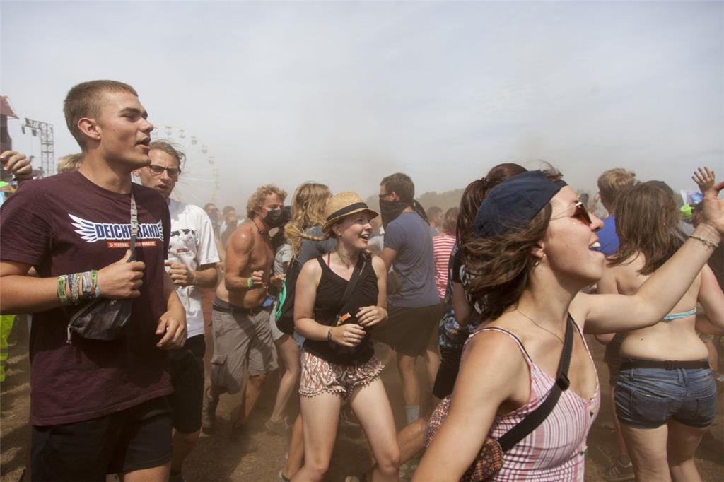 Die Fans wirbelten beim Tanzen vor der Deichbrand-Bühne mächtig Staub auf. Foto:...