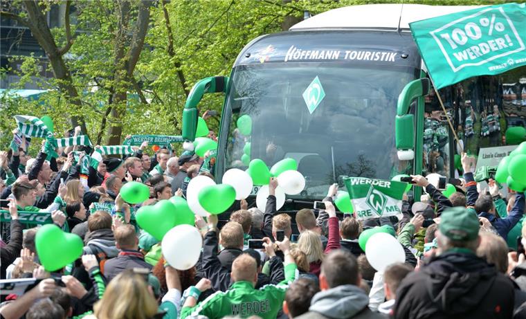Die Fans stärken den Werder-Profis den Rücken Die Fans wollen den Werder-Profis frischen Rückenwind geben.
