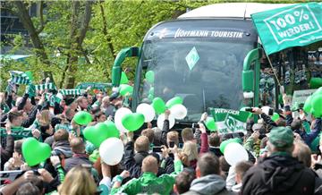 Die Fans wollen den Werder-Profis frischen Rückenwind geben.