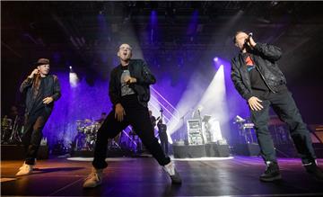 Die Fantastischen Vier feiern ihr 30-Jähriges und zählen zu den erfolgreichsten Musikern Deutschlands. Damit das auch so bleibt, haben sich die Hip-Hopper erstmals Hilfe beim Texte schreiben geholt.