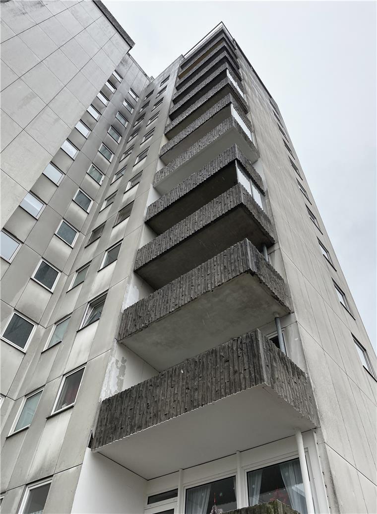 Die Fassade des Nordenhamer Wolkenkratzers hat schon bessere Tage gesehen.