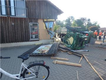 Die Fassade des Schönheitssalons ist erheblich beschädigt, nachdem ein Trecker dagegen gekracht ist. Der Fahrer verletzte sich bei dem Unfall schwer.