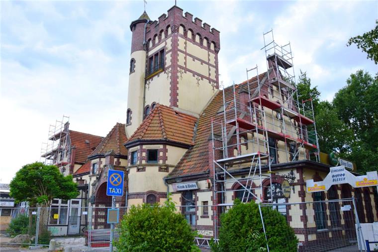 Weserschlösschen: Es geht voran am Fähranleger in Blexen Die Fassade des Weserschlösschens erhält einen neuen Anstrich. Kommende Woche wird auf der Rückseite des Hauses das Dach geöffnet. Die Investoren lassen Dachgauben einbauen.