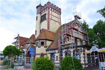 Die Fassade des Weserschlösschens erhält einen neuen Anstrich. Kommende Woche wird auf der Rückseite des Hauses das Dach geöffnet. Die Investoren lassen Dachgauben einbauen.