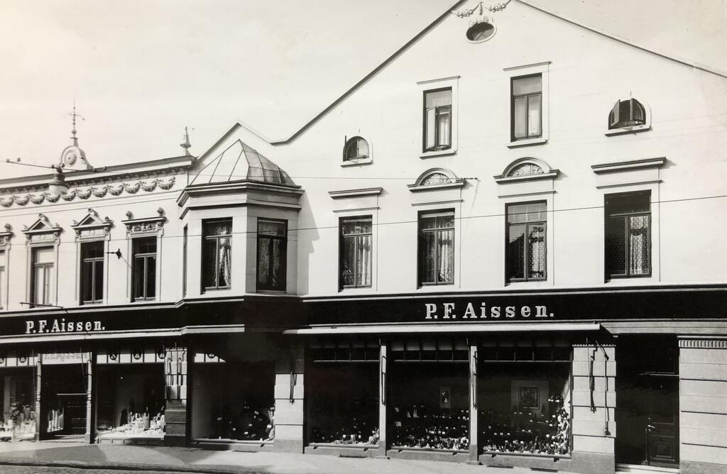 Die Fassade von Betten-Aissen im Jahr 1952.