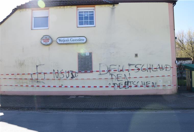 Wesermarsch: Schmierereien mit rechten Parolen Die Fassade von Wetjens Gaststätte an der Bundestraße 212/Burgstraße wurde mit rechten Parolen beschmiert.