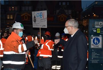 Die Faust zur Begrüßung in Corona-Zeiten: Regierungschef Andreas Bovenschulte (rechts) und GHB-Gesamtbetriebsratsvorsitzender Mirko Basa (links) bei der Kundgebung auf dem Bremer Marktplatz. Bovenschulte sagte den Hafenarbeitern die Unterstützung des Senats zu.