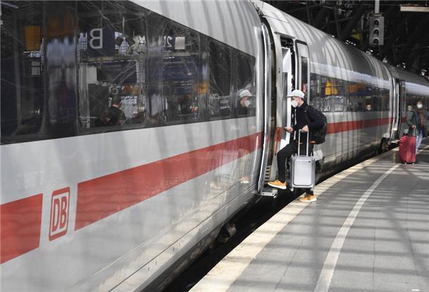 Ein Reisender steigt an Bahnsteig im Hauptbahnhof in seinen Zug.