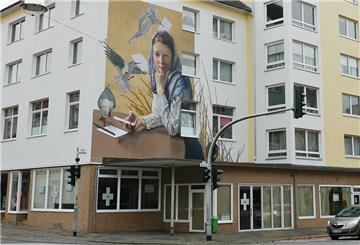 Die fertige "Fischers Frau": Zehn Meter auf sieben Meter ist das Bild in etwa groß. Das Berliner Künstlerkollektiv Innerfields hat es gemalt. Innerfields hat auch das Bild am Heizkraftwerk in Bremerhaven im Mai 2021 gemalt.