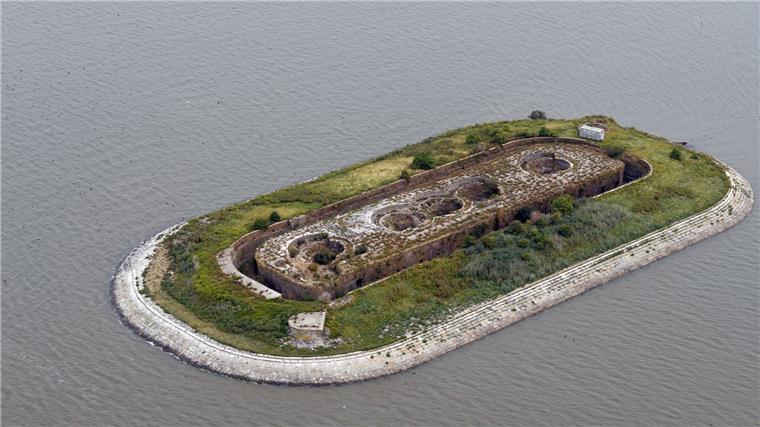 Dieser Mann läuft seit 70 Jahren zur Weserinsel Langlütjen II Die Festungsinsel Langlütjen II aus der Luft.
